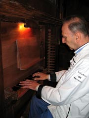 Il Maestro Cantaluppi all'organo